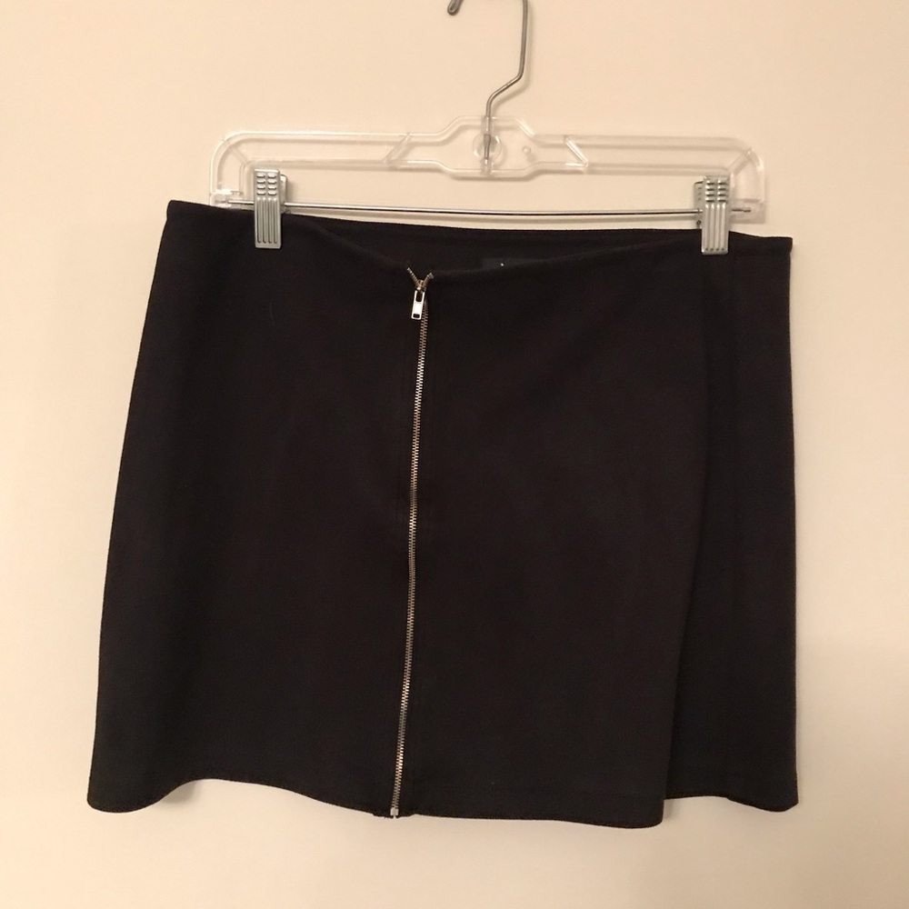 Lulu’s black mini skirt